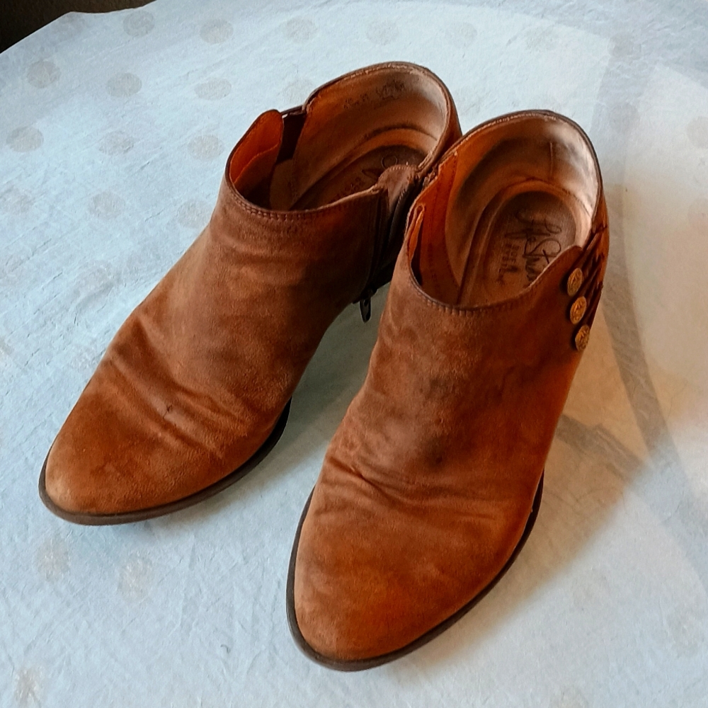 Brown shorty boots 👢